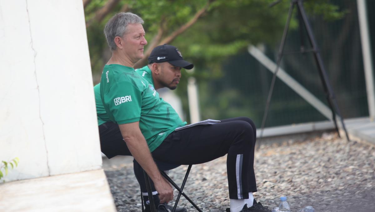 Dirtek PSSI, Frank Wormuth hadir untuk memantau latihan Timnas U-17 sebagai persiapan uji coba menghadapi Korea Selatan U-17 di Lapangan A Senayan, Sabtu (26/08/23).