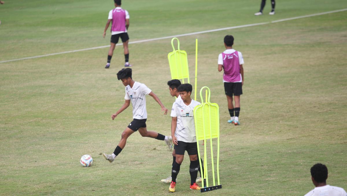 Timnas Indonesia U-17 menggelar latihan sebagai persiapan uji coba menghadapi Korea Selatan U-17 di Lapangan A Senayan, Sabtu (26/08/23).