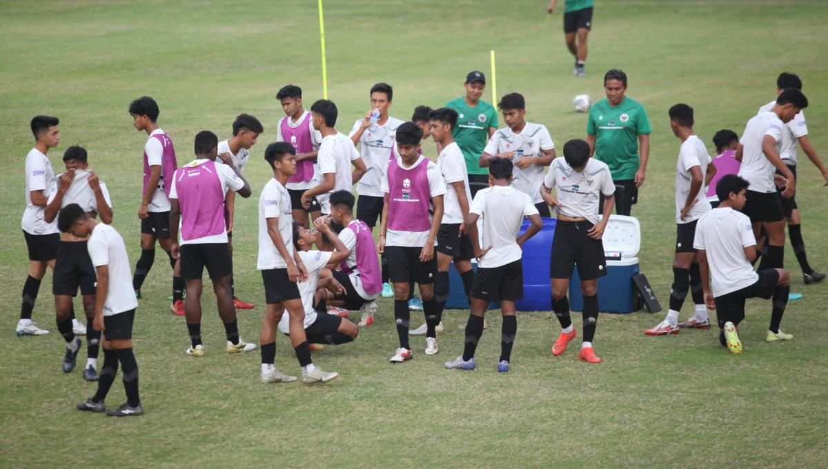 Timnas Indonesia U-17 menggelar latihan sebagai persiapan uji coba menghadapi Korea Selatan U-17 di Lapangan A Senayan, Sabtu (26/08/23).