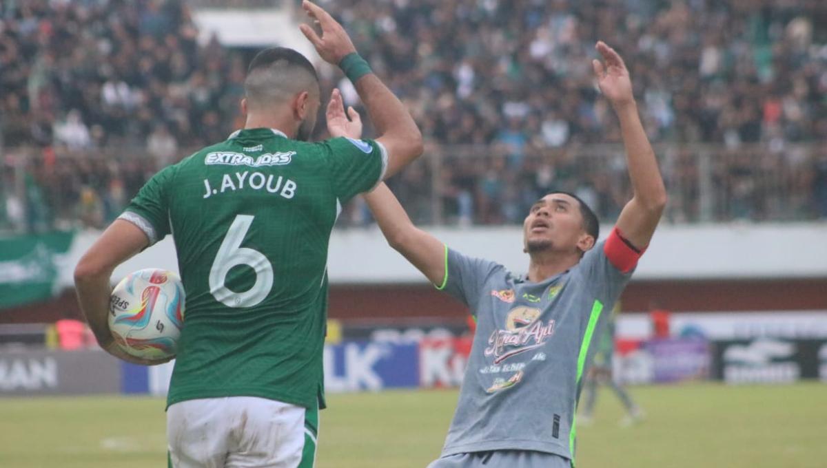 Ekspresi lucu kapten Persebaya, Reva Adi Utama tiba-tiba jatuh disentuh bek PSS Sleman, Jihad Ayoub pada laga pekan ke-10 Liga 1 2023/2024 di stadion Maguwoharjo, Sabtu (26/08/23).