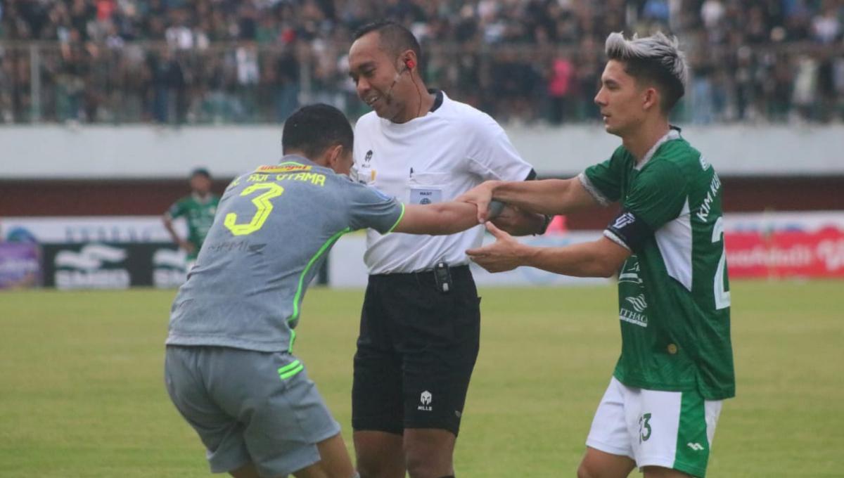 Wasit dan pemain PSS Sleman, Kim Kurniawan membantu kapten Persebaya, Reva Adi Utama berdiri usai terjatuh pada laga pekan ke-10 Liga 1 2023/2024 di stadion Maguwoharjo, Sabtu (26/08/23).