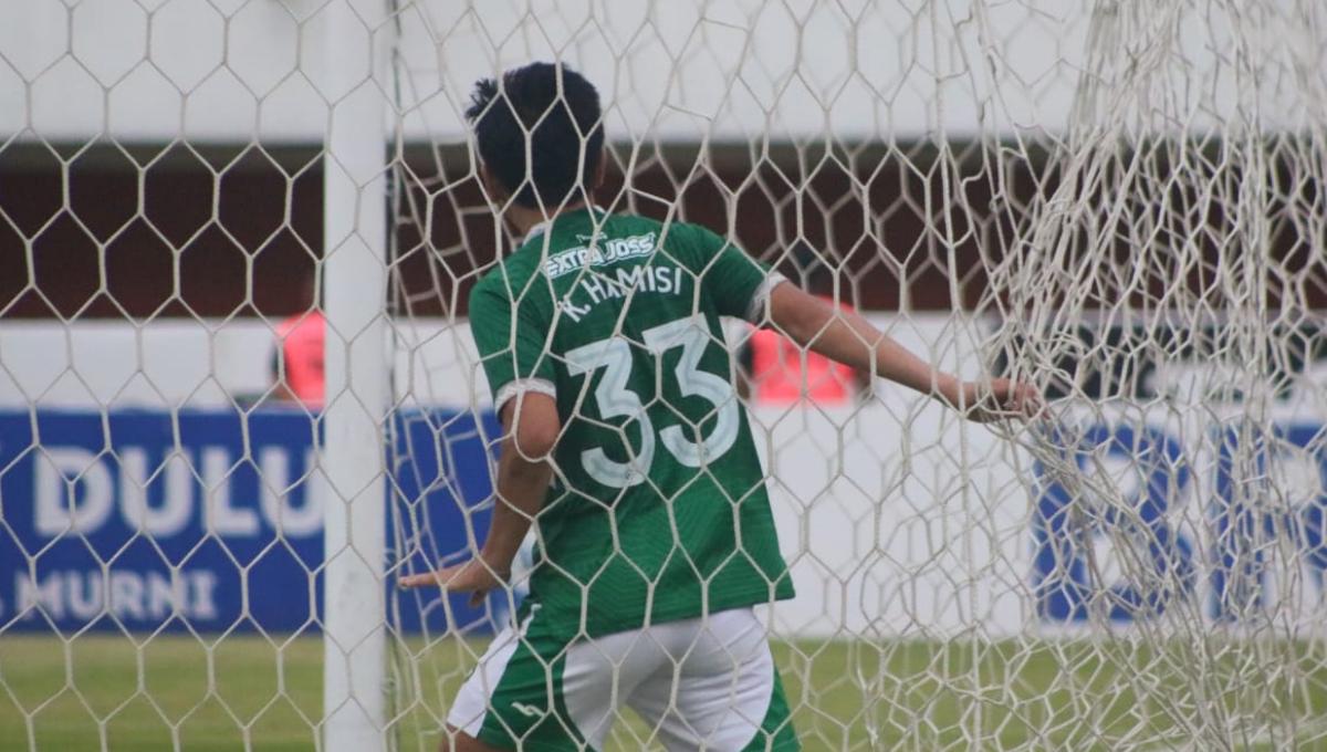 Pemain PSS Sleman, Wahyudi Hamisi saat menggoyangkan jaring gawang Persebaya pada laga pekan ke-10 Liga 1 2023/2024 di stadion Maguwoharjo, Sabtu (26/08/23).