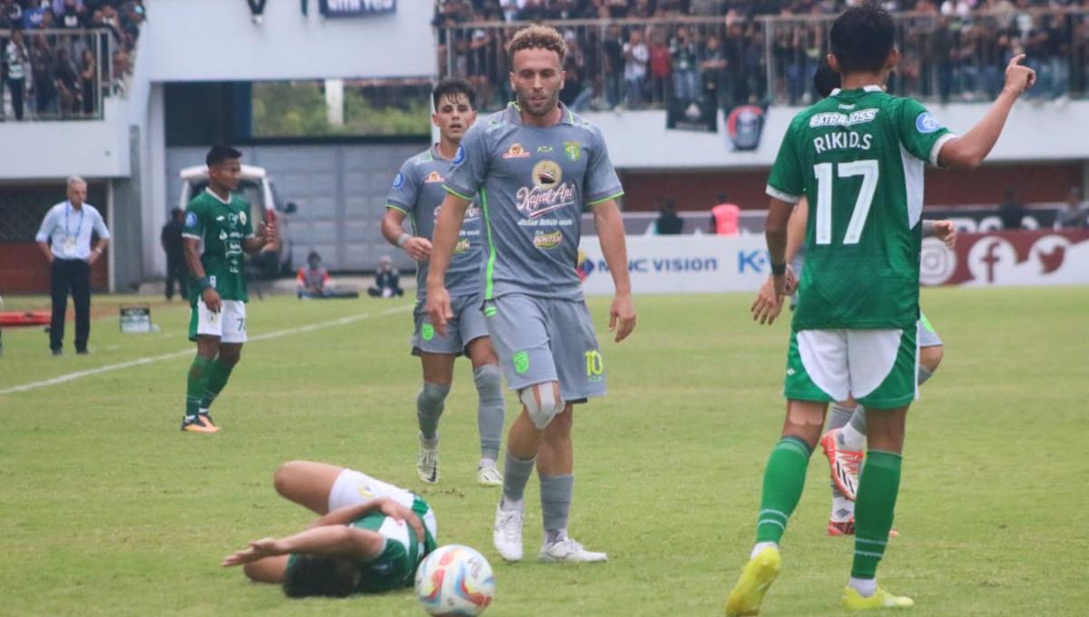 Gelandang Persebaya, Ze Valente usai berduel dengan pemain PSS Sleman, Wahyudi Hamisi pada laga pekan ke-10 Liga 1 2023/2024 di stadion Maguwoharjo, Sabtu (26/08/23).