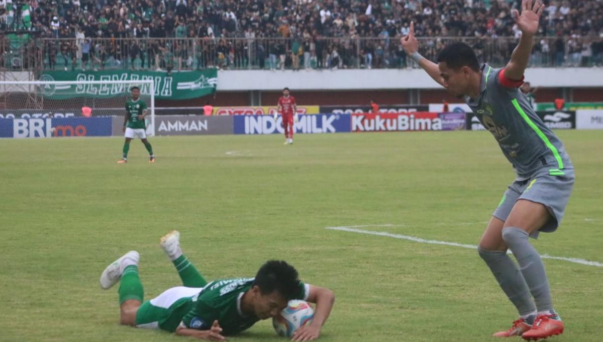 Kapten Persebaya, Reva Adi Utama tak merasa menjatuhkan pemain PSS Sleman, Wahyudi Hamisi pada laga pekan ke-10 Liga 1 2023/2024 di stadion Maguwoharjo, Sabtu (26/08/23).