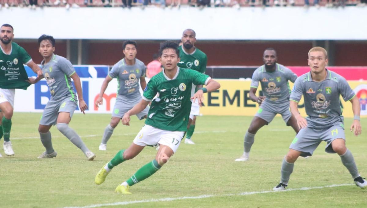 Striker PSS Sleman, Riki Dwi Saputro saat mencari peluang di depan gawang Persebaya pada laga pekan ke-10 Liga 1 2023/2024 di stadion Maguwoharjo, Sabtu (26/08/23).