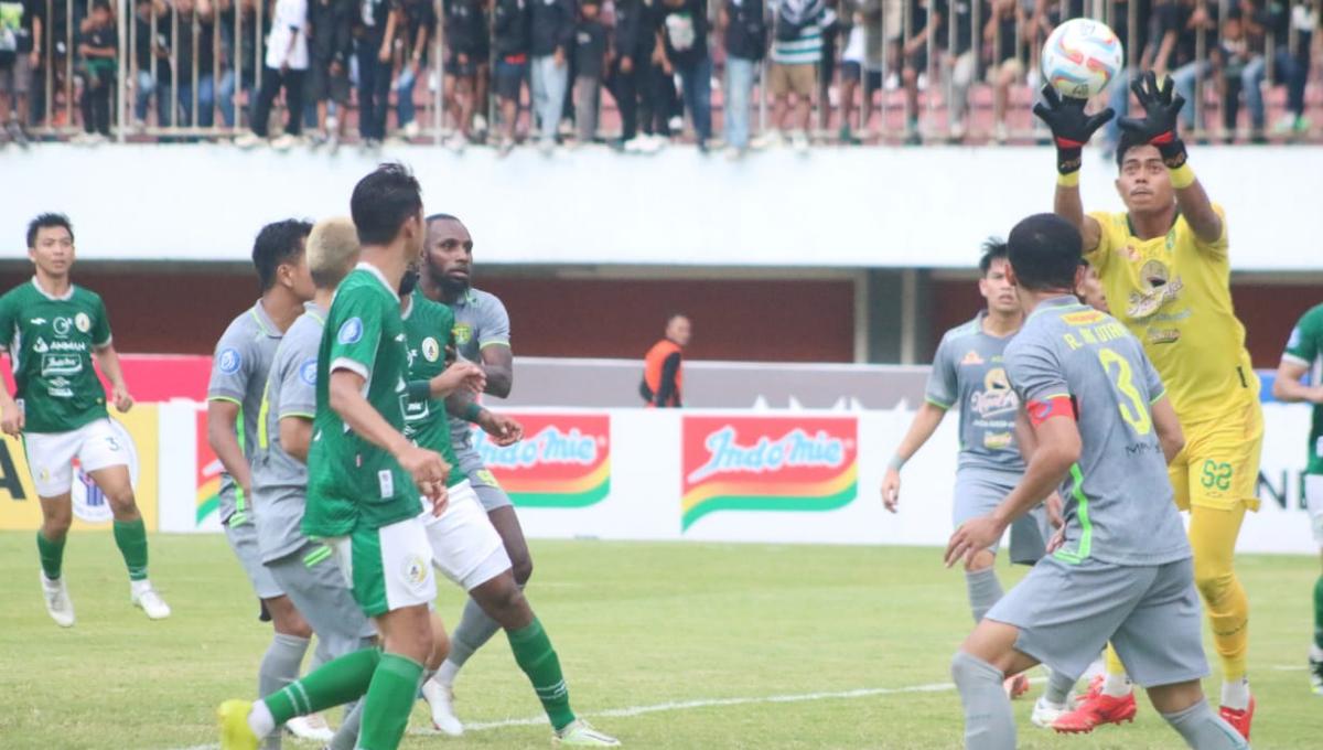 Kiper Persebaya, Andhika Ramadani mengamankan bola dari serangan pemain PSS Sleman pada laga pekan ke-10 Liga 1 2023/2024 di stadion Maguwoharjo, Sabtu (26/08/23).