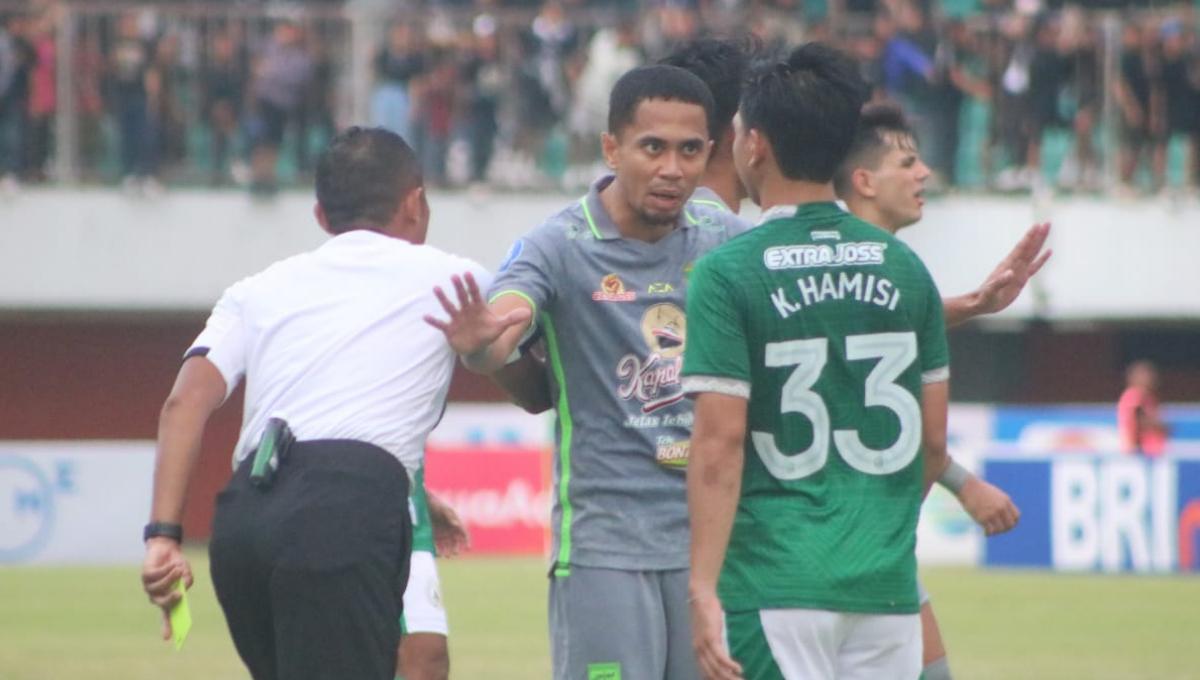 Kapten Persebaya, Reva Adi Utama mencoba menenangkan pemain PSS Sleman, Wahyudi Hamisi pada laga pekan ke-10 Liga 1 2023/2024 di stadion Maguwoharjo, Sabtu (26/08/23).