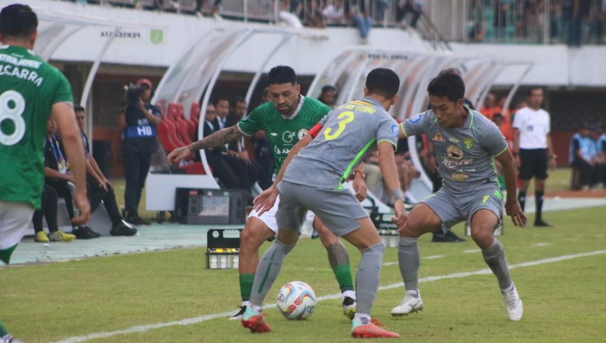 Pemain PSS Sleman, Jonathan Bustos dijaga ketat dua pemain Persebaya pada laga pekan ke-10 Liga 1 2023/2024 di stadion Maguwoharjo, Sabtu (26/08/23).