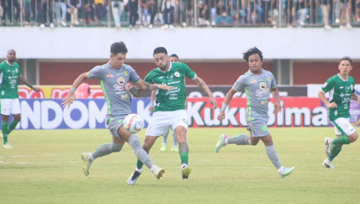 Pemain Persebaya, Bruno Moreira berupaya lepas dari kawalan pemain PSS Sleman, Jonathan Bustos pada laga pekan ke-10 Liga 1 2023/2024 di stadion Maguwoharjo, Sabtu (26/08/23).