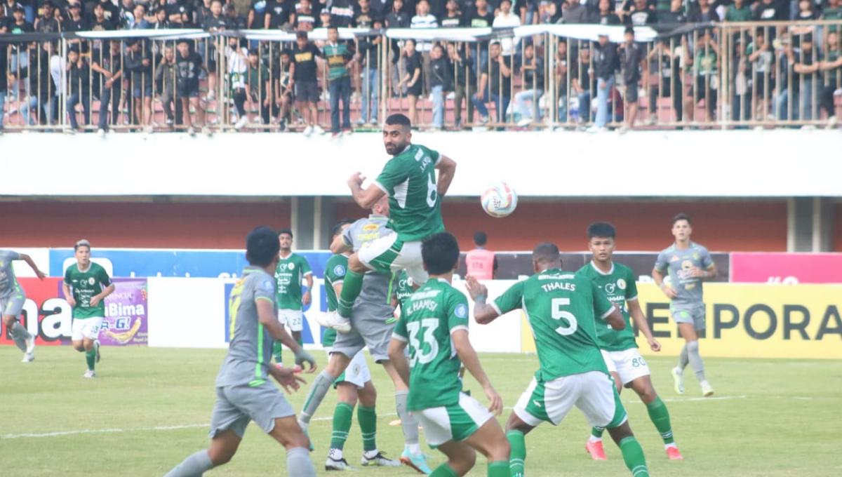 Kemelut di depan gawang PSS Sleman pada laga pekan ke-10 Liga 1 2023/2024 melawan Persebaya di stadion Maguwoharjo, Sabtu (26/08/23).