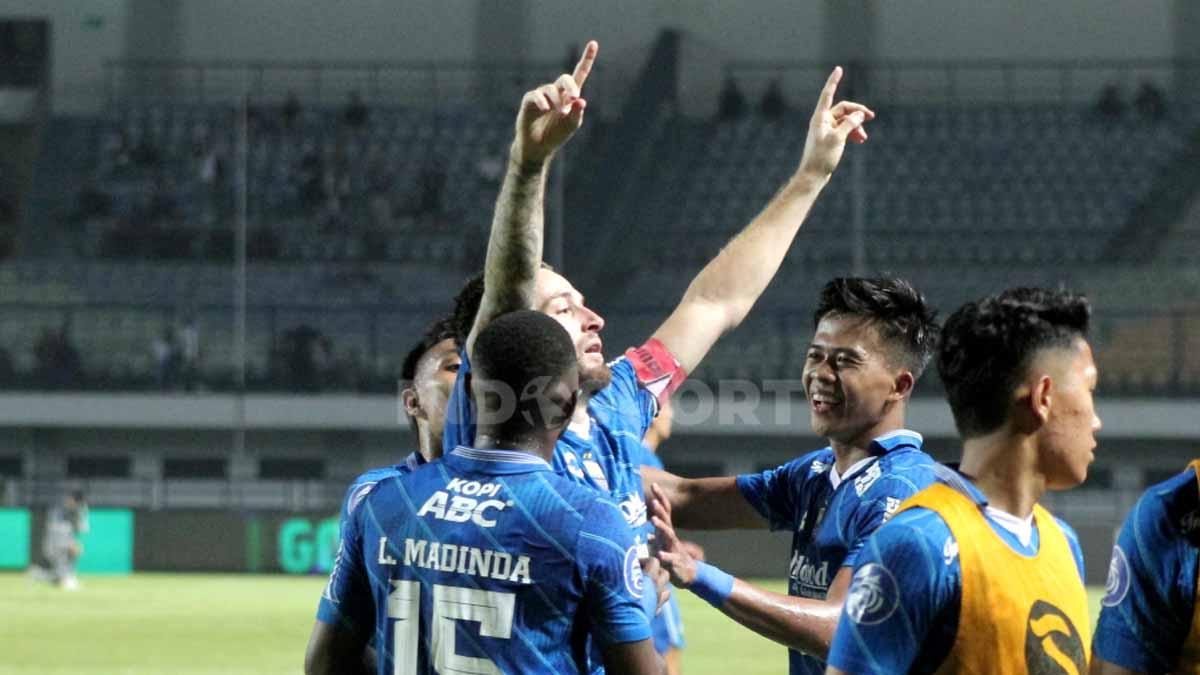 Selebrasi pemain Persib, Marc Klok usai mencetal gol ke gawang RANS pada pekan ke-10 kompetisi Liga 1 2023-2024 di Stadion Gelora Bandung Lautan Api (GBLA), Kota Bandung, Sabtu (26/08/23).