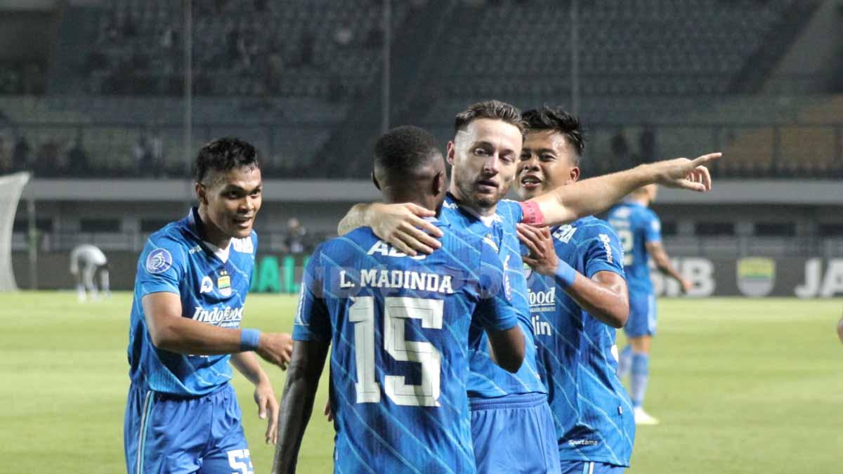 Selebrasi pemain Persib, Marc Klok dengan rekan setim Lévy Madinda usai mencetal gol ke gawang RANS pada pekan ke-10 kompetisi Liga 1 2023-2024 di Stadion Gelora Bandung Lautan Api (GBLA), Kota Bandung, Sabtu (26/08/23).