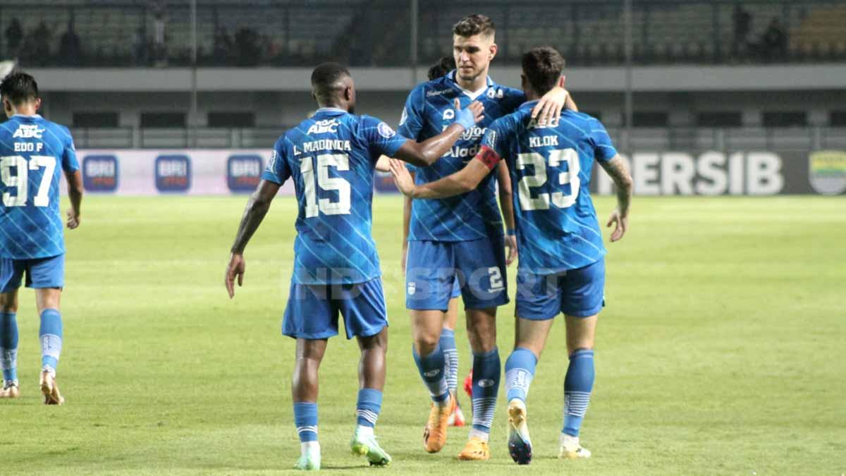 Selebrasi pemain Persib, Marc Klok dengan rekan setim Lévy Madinda usai mencetal gol ke gawang RANS pada pekan ke-10 kompetisi Liga 1 2023-2024 di Stadion Gelora Bandung Lautan Api (GBLA), Kota Bandung, Sabtu (26/08/23).