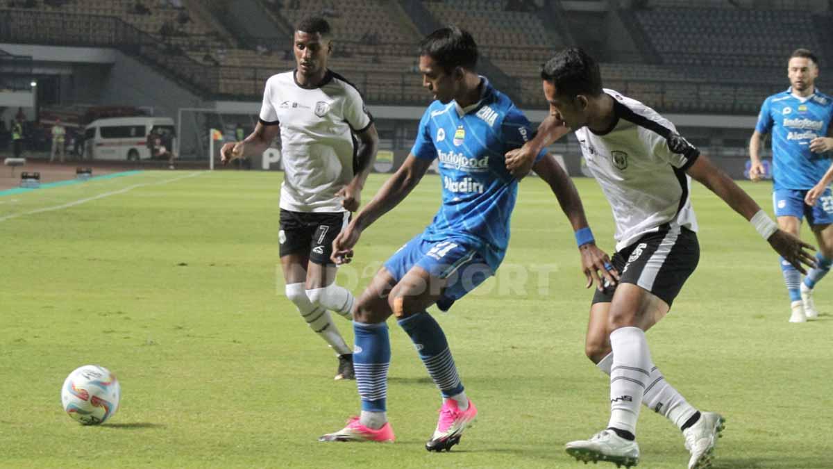 Winger Persib Bandung, Frets Butuan, dikawal ketat pemain RANS Nusantara FC, pada laga pekan ke-10 kompetisi Liga 1 2023-2024 di Stadion Gelora Bandung Lautan Api (GBLA), Kota Bandung, Sabtu (26/08/23).