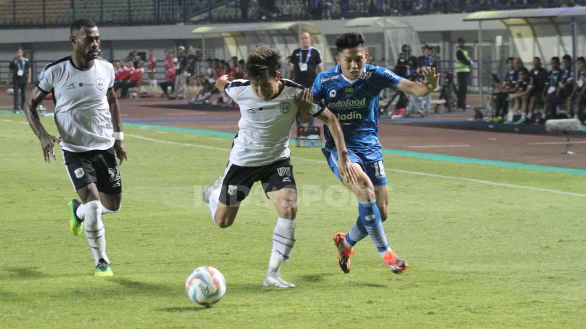 Winger Persib Bandung, Ferdiansyah berebut bola dengan gelandang RANS Nusantara FC, Maruoka pada laga pekan ke-10 kompetisi Liga 1 2023-2024 di Stadion Gelora Bandung Lautan Api (GBLA), Kota Bandung, Sabtu (26/08/23).