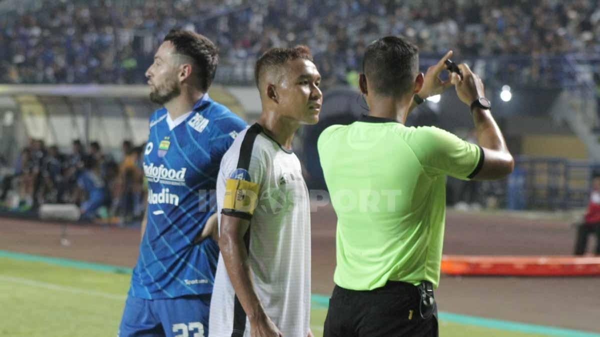 Kapten RANS Nusantara FC, Erwin Ramdani melakukan protes kepada wasit, saat menghadapi Persib Bandung pada laga pekan ke-10 kompetisi Liga 1 2023-2024 di Stadion Gelora Bandung Lautan Api (GBLA), Kota Bandung, Sabtu (26/08/23).