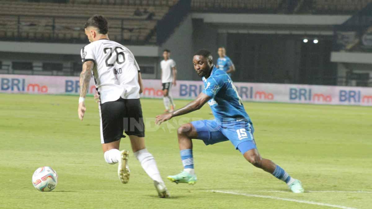 Gelandang Persib, Levy Madinda, membayangi pemain RANS Nusantara FC, Kiko, pada laga pekan ke-10 kompetisi Liga 1 2023-2024 di Stadion Gelora Bandung Lautan Api (GBLA), Kota Bandung, Sabtu (26/08/23).