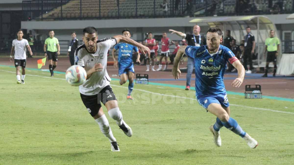 Gelandang Persib, Marc Klok dan bek RANS Nusantara FC, Angelo, berebut bola, pada laga pekan ke-10 kompetisi Liga 1 2023-2024 di Stadion Gelora Bandung Lautan Api (GBLA), Kota Bandung, Sabtu (26/08/23).