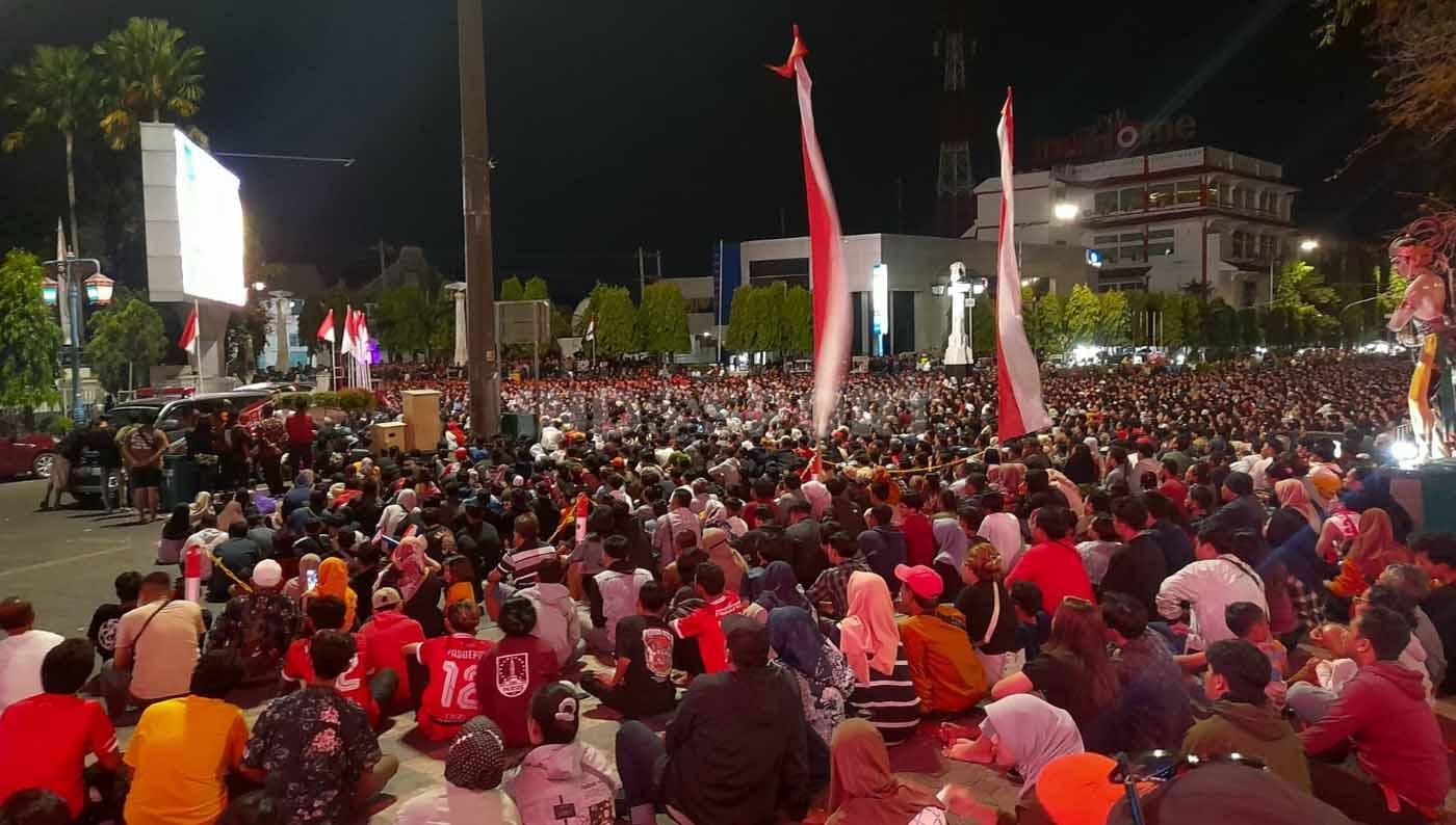Ribuan warga Solo menyaksikan Piala AFF U-23 dari Vidietron di depan Balaikota Solo. - INDOSPORT