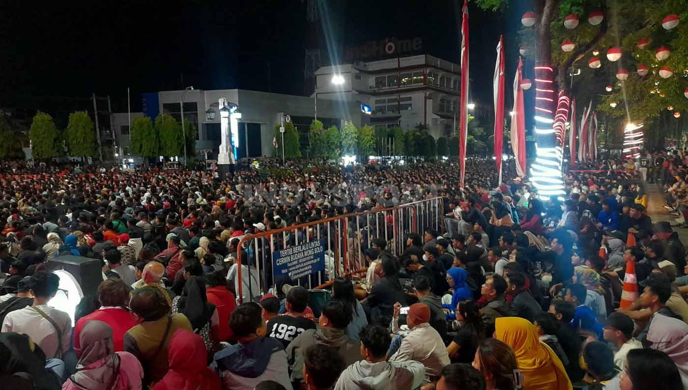 Ribuan warga Solo menyaksikan Piala AFF U-23 dari Vidietron di depan Balaikota Solo.