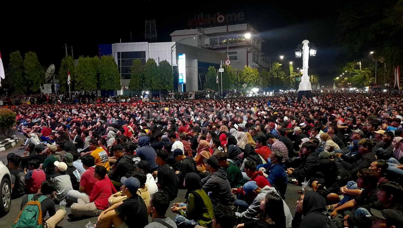 Ribuan warga Solo penuh menyaksikan Piala AFF U-23 dari Vidietron di depan Balaikota Solo.