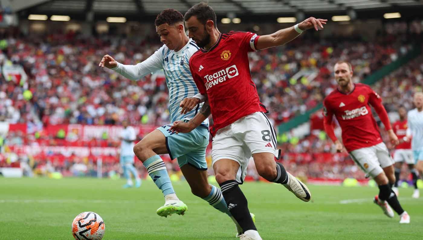 Kapten Manchester United, Bruno Fernandes berduel dengan pemain Nottingham Forest Brennan Johnson. (Foto: Reuters/Lee Smith)