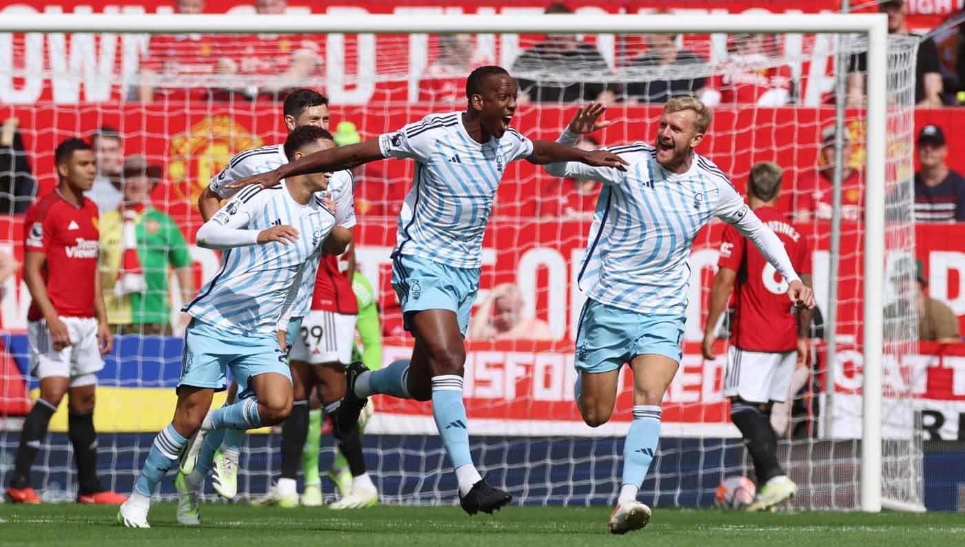 Selebrasi pemain Nottingham Forest, Willy Boly usai mencetak gol ke gawang Manchester United bersama  rekan tim Joe Worrall (Foto pada laga Liga Inggris. (Foto: REUTERS/Phil Noble)