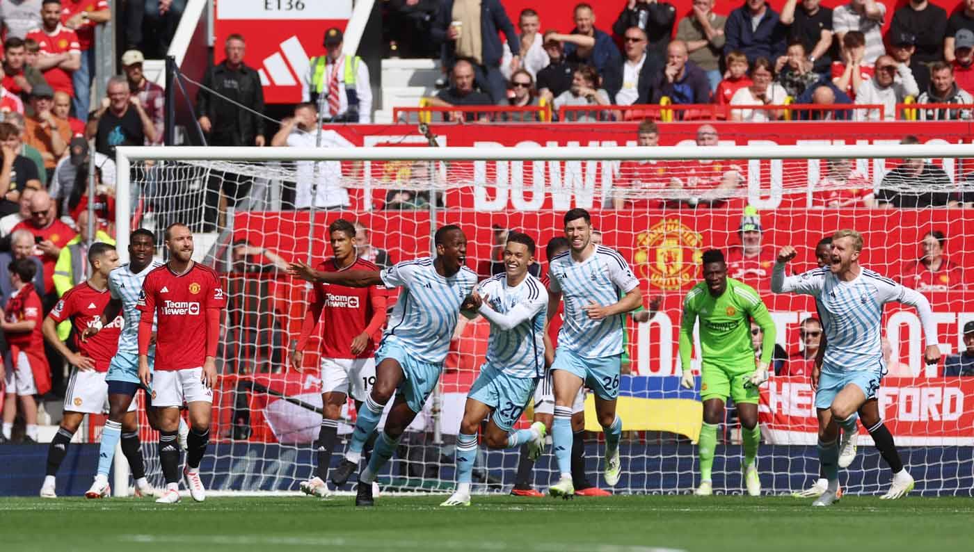 Selebrasi pemain Nottingham Forest, Willy Boly usai mencetak gol ke gawang Manchester United bersama rekan tim Joe Worrall, Scott McKenna dan Brennan Johnson pada laga Liga Inggris. (Foto: REUTERS/Phil Noble)