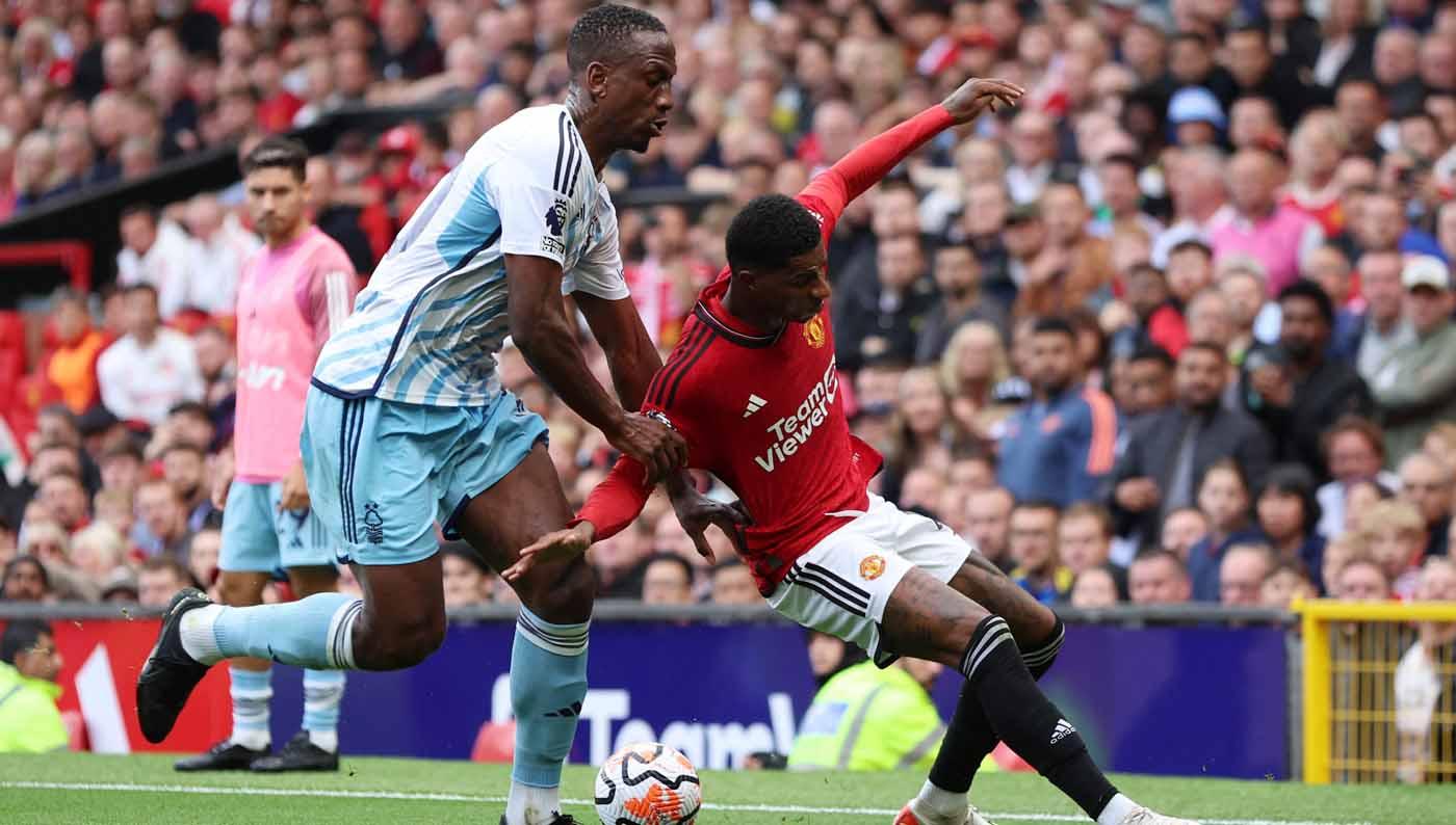 Manchester United, Marcus Rashford dijatuhkan pemain Nottingham Forest, Willy Boly Nottingham Forest pada laga Liga Inggris. (Foto: REUTERS/Phil Noble)