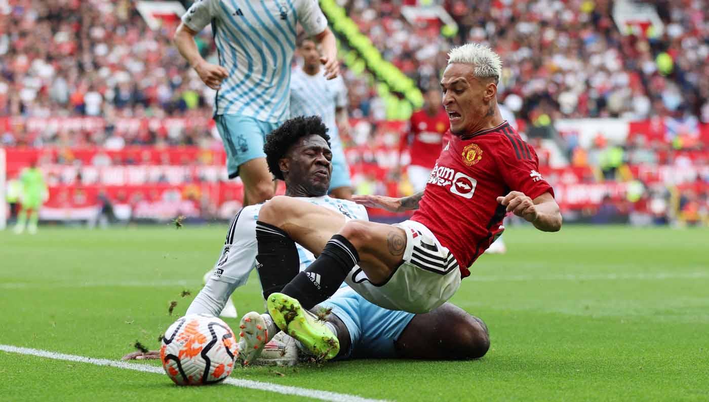 Pemain Manchester United, Antony mendapat takle keras oleh pemain Nottingham Forest Ola Aina pada laga Liga Inggris. (Foto: Reuters/Lee Smith)