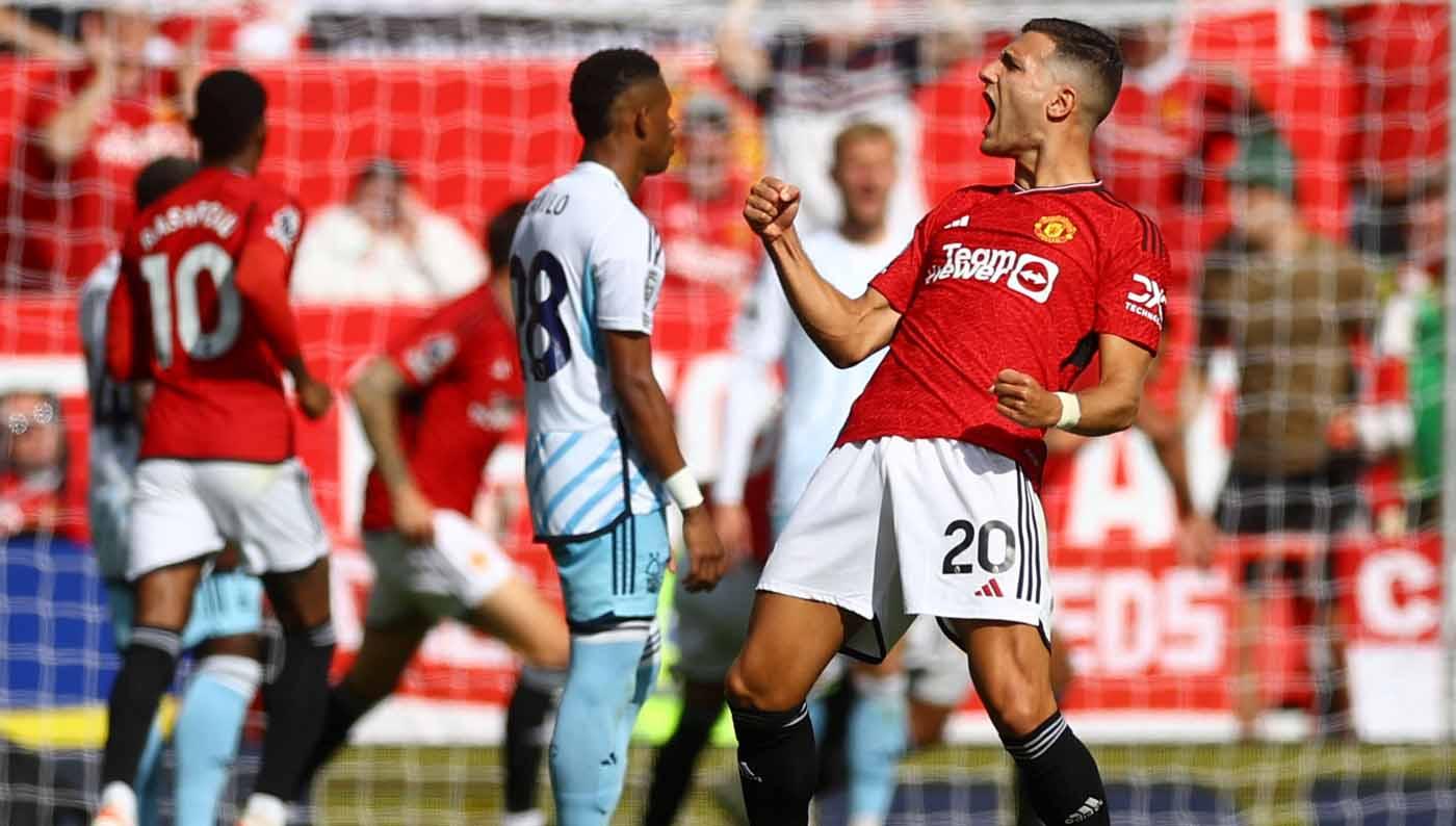 Selebrasi pemain Manchester United Diogo Dalot setelah Casemiro mencetak gol ke gawang Nottingham Forest pada laga Liga Inggris. (Foto: Reuters/Lee Smith)