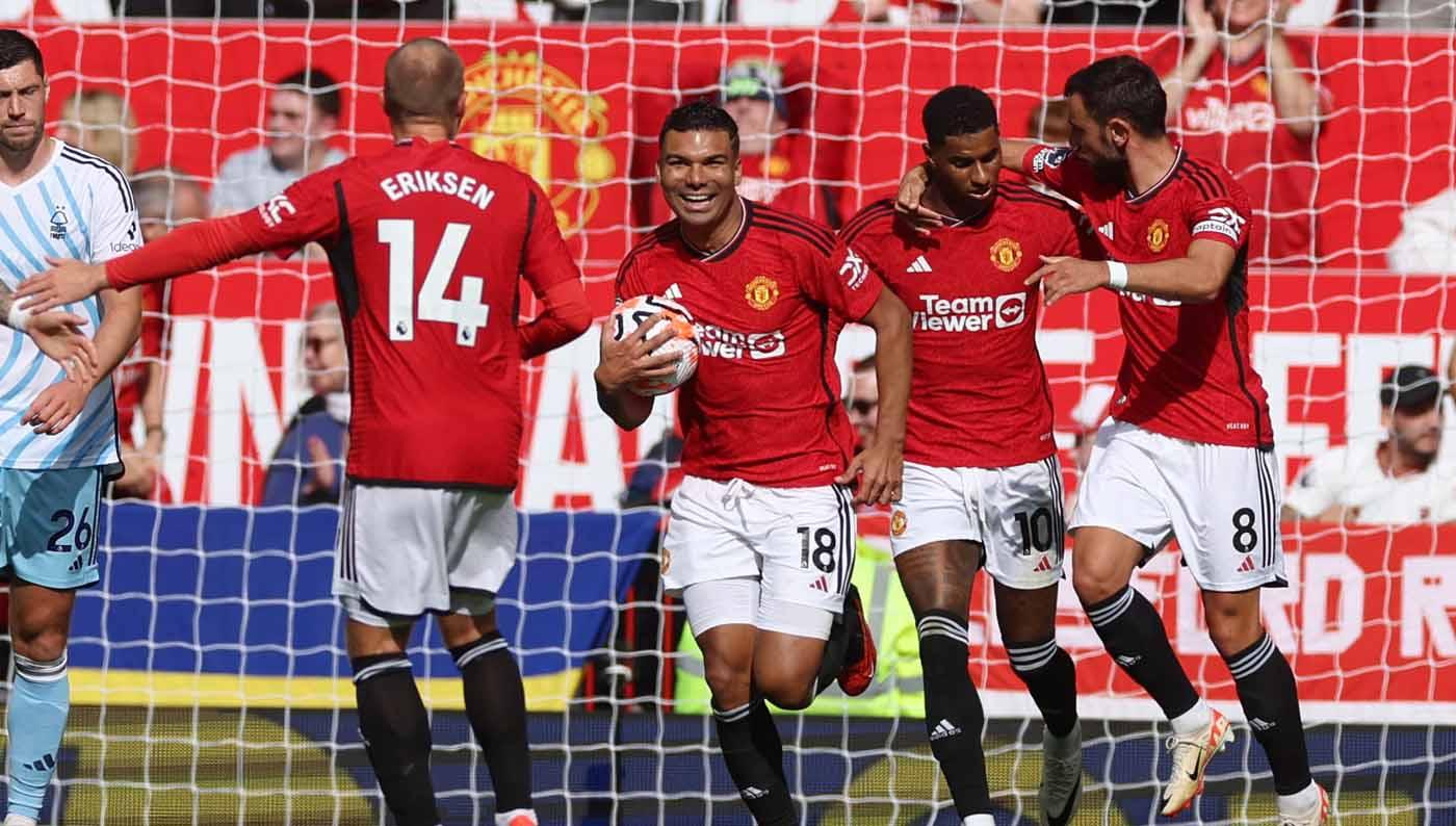 Selebrasi pemain Manchester United Casemiro bersama rekan setimnya Bruno Fernandes dan Marcus Rashford pada laga Liga Inggris. (Foto: REUTERS/Phil Noble)