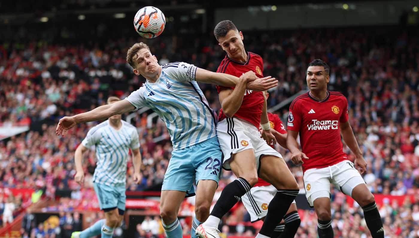 Pemain Manchester United Diogo Dalot saat berebut bola dengan pemain Nottingham Forest Ryan Yates pada laga Liga Inggris. (Foto: Reuters/Lee Smith)