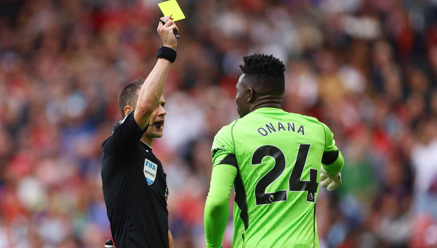 Kiper Manchester United Andre Onana mendapat kartu kuning oleh wasit Stuart Attwell pada laga Liga Inggris. (Foto: Reuters/Lee Smith)