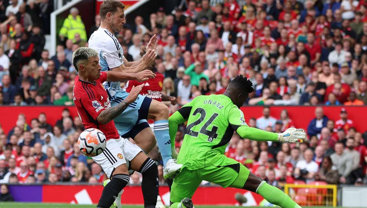 Penyelamatan gawang piper Andre Onana dan Lisandro Martinez dari serangan pemain Nottingham Forest Chris Wood pada laga Liga Inggris. (Foto: Reuters/Lee Smith)