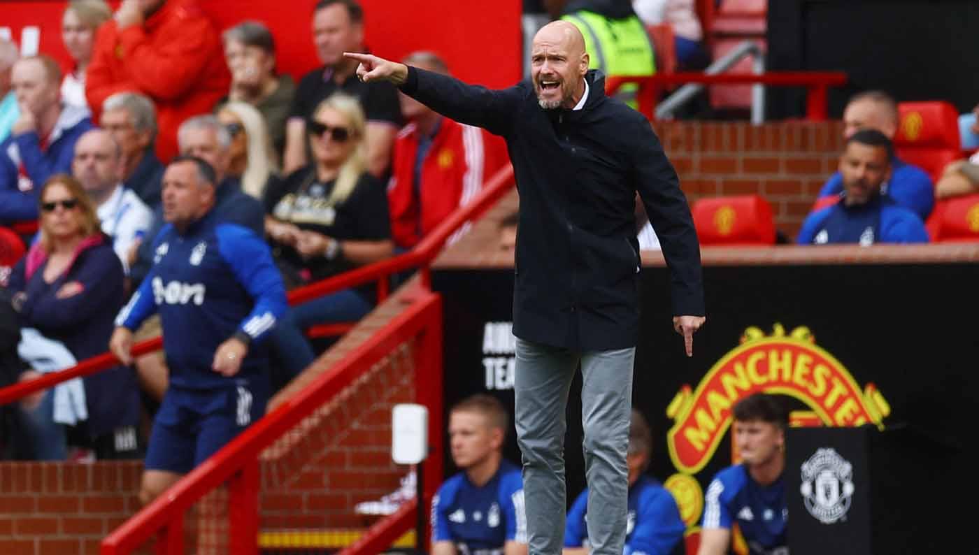 Pelatih Manchester United Erik ten Hag terlihat kecewa dengan keputusan wasit Stuart Attwell pada laga Liga Inggris. (Foto: Reuters/Lee Smith)