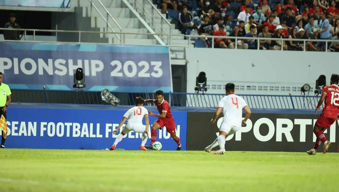 Bek Timnas Indonesia U-23, Robi Darwis mencoba melewati hadangan pemain Vietnam pada laga final Piala AFF U-23 2023 di Rayong Stadium, Thailand, Sabtu (26/08/23).