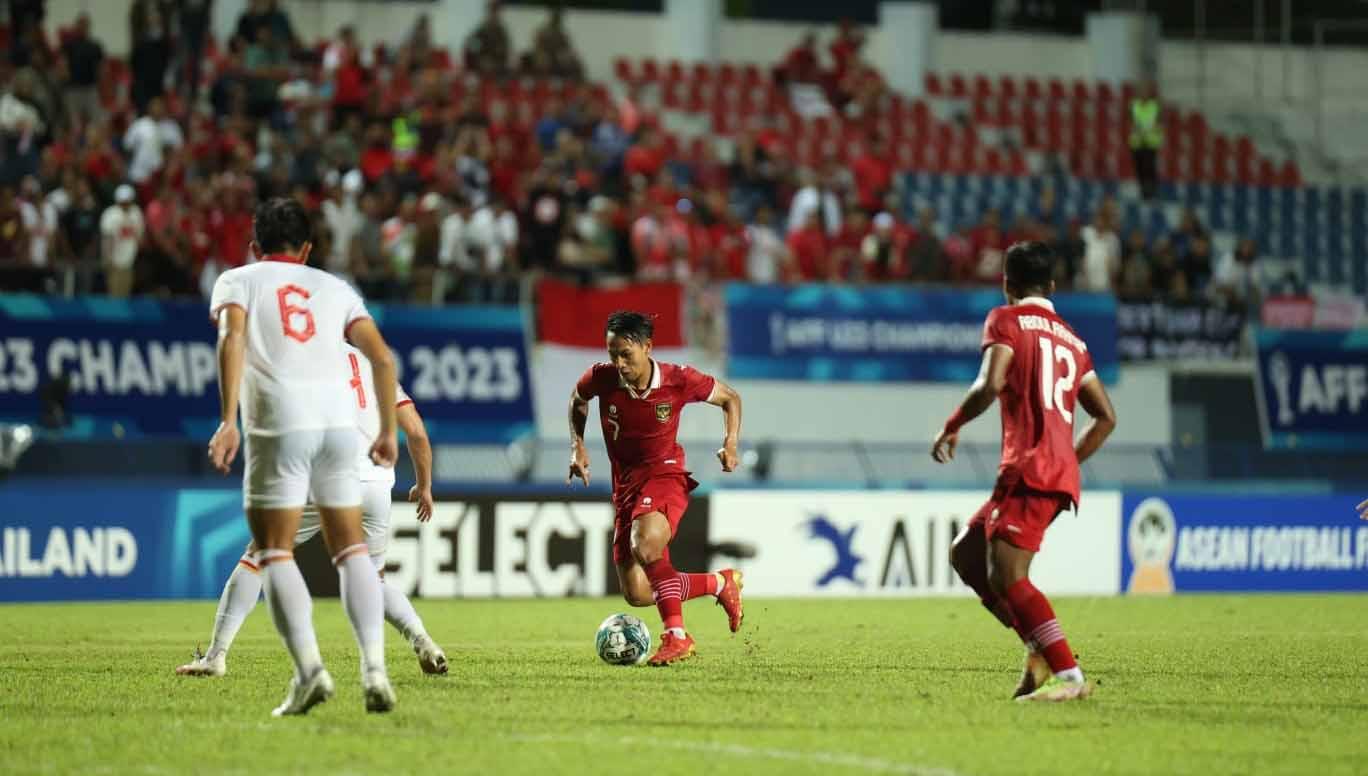 Aksi pemain Timnas Indonesia U-23, Beckham Putra (tengah) mencoba melewati hadangan pemain Vietnam pada laga final Piala AFF U-23 2023 di Rayong Stadium, Thailand, Sabtu (26/08/23).