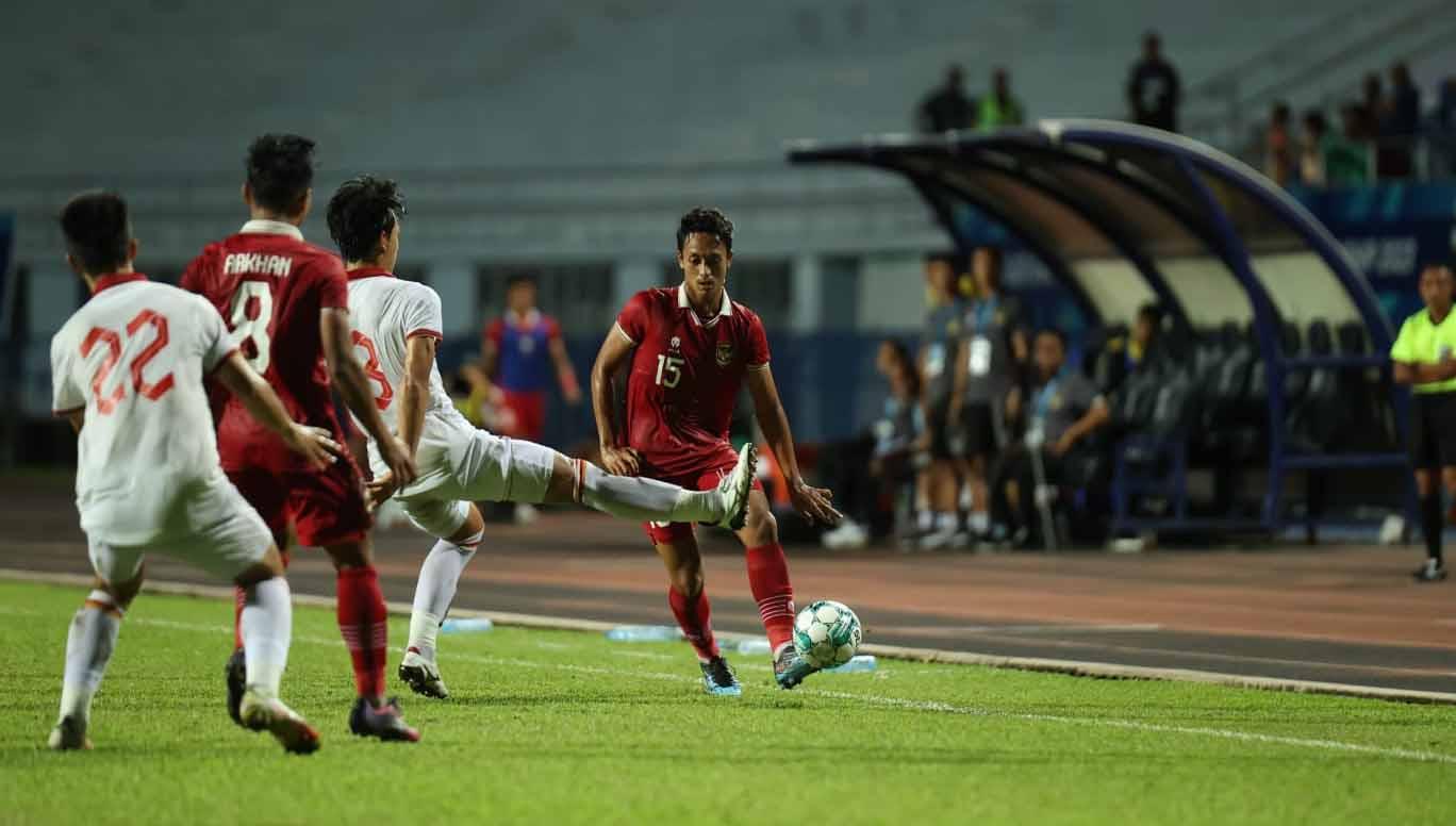 Gelandang Timnas U-23, Arkhan Fikri (kanan) saat mengoper bola ke rekannya pada laga final Piala AFF U-23 2023 melawan Vietam di Rayong Stadium, Thailand, Sabtu (26/08/23).