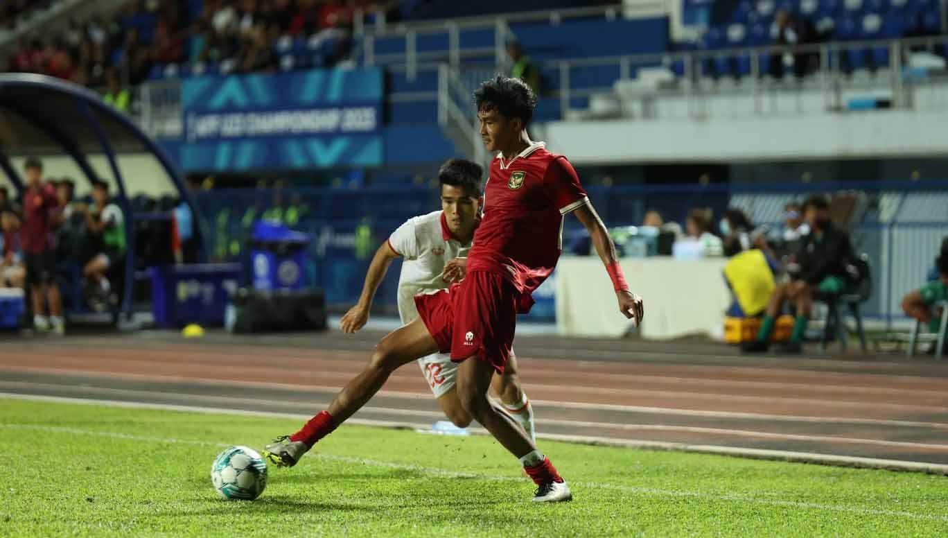 Aksi striker Timnas U-23, Muhammad Ragil menguasai bola pada laga final Piala AFF U-23 2023 melawan Vietam di Rayong Stadium, Thailand, Sabtu (26/08/23).