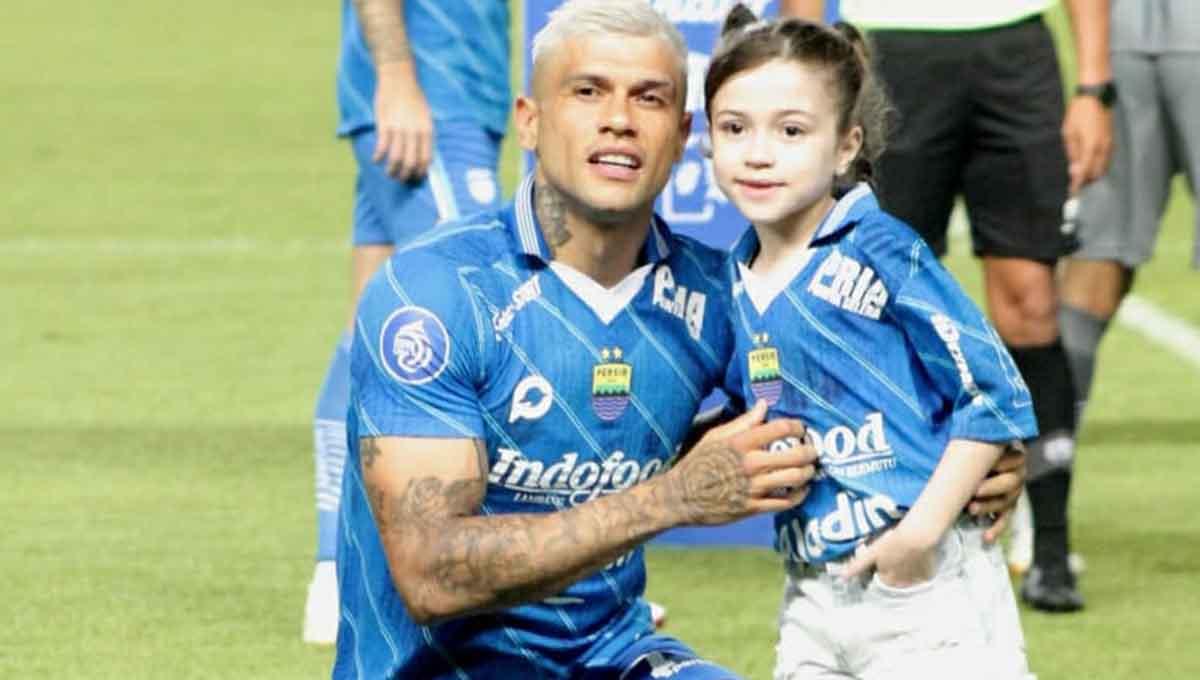 Penyerang Persib Bandung, Ciro Alves bersama putrinya, Bella.