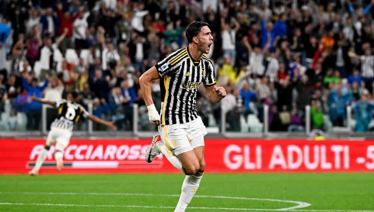 Selebrasi pemain Juventus, Dusan Vlahovic usai mencetak gol ke gawang Bologna di Liga Italia. Kini ia dirumorkan ke Real Madrid. (Foto: juventus) - INDOSPORT