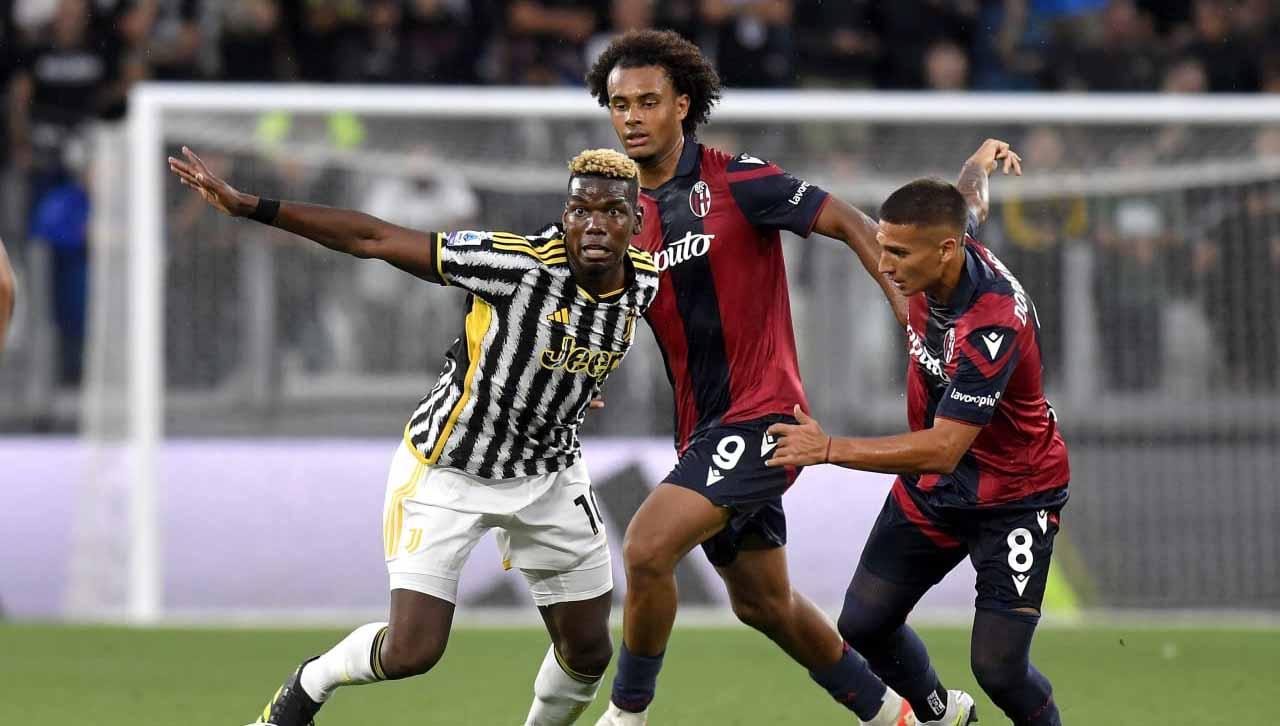 Pemain Juventus Paul Pogba berusaha menjauh dari kejaran pemain Bologna pada laga Liga Italia di Stadion Allianz (Torino). (Foto: juventus) - INDOSPORT