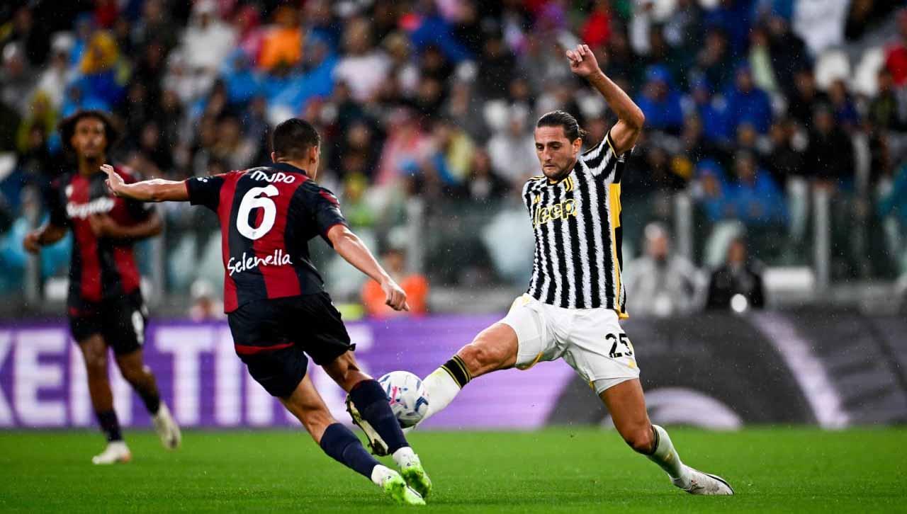 Pemain Juventus Adrien Rabiot berebut bola dengan pemain Bologna pada laga Liga Italia di Stadion Allianz (Torino). (Foto: juventus) - INDOSPORT
