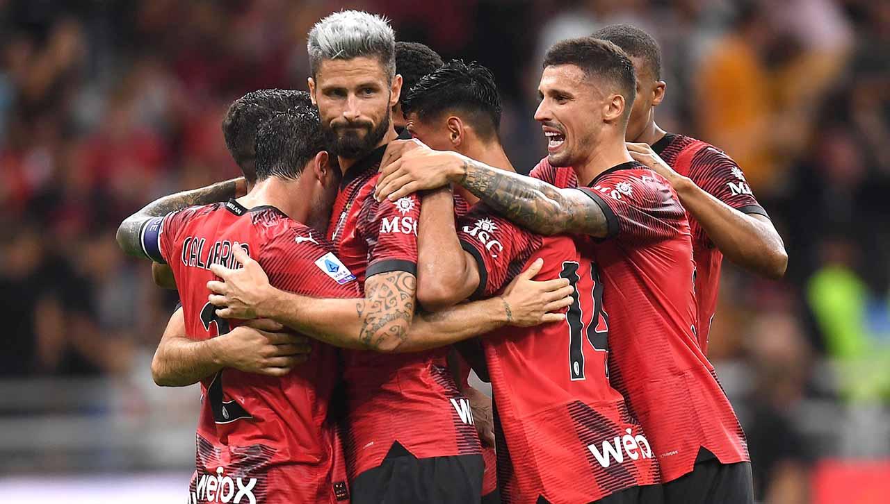 Selebrasi pemain AC Milan, Olivier Giroud bersama rekan setimnya usai mencetak gol keempat ke gawang Torino pada laga Liga Italia di Stadion Giuseppe Meazza (Milano). (Foto: REUTERS/Daniele Mascolo)