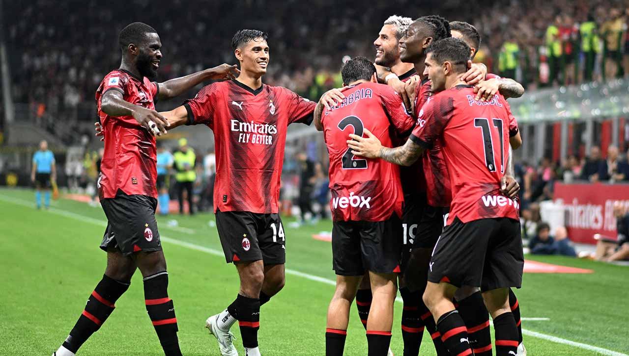 Selebrasi pemain AC Milan, Theo Hernandez bersama rekan setimnya usai mencetak gol ketiga ke gawang Torino pada laga Liga Italia di Stadion Giuseppe Meazza (Milano). (Foto: REUTERS/Daniele Mascolo)