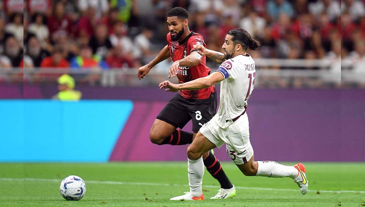 Pemain AC Milan Ruben Loftus-Cheek saat berebut bola dengan pemain Torino Ricardo Rodriguez pada laga Liga Italia di Stadion Giuseppe Meazza (Milano). (Foto: REUTERS/Daniele Mascolo)