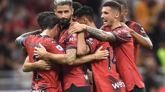 Selebrasi pemain AC Milan, Olivier Giroud bersama rekan setimnya usai mencetak gol keempat ke gawang Torino pada laga Liga Italia di Stadion Giuseppe Meazza (Milano). (Foto: REUTERS/Daniele Mascolo)