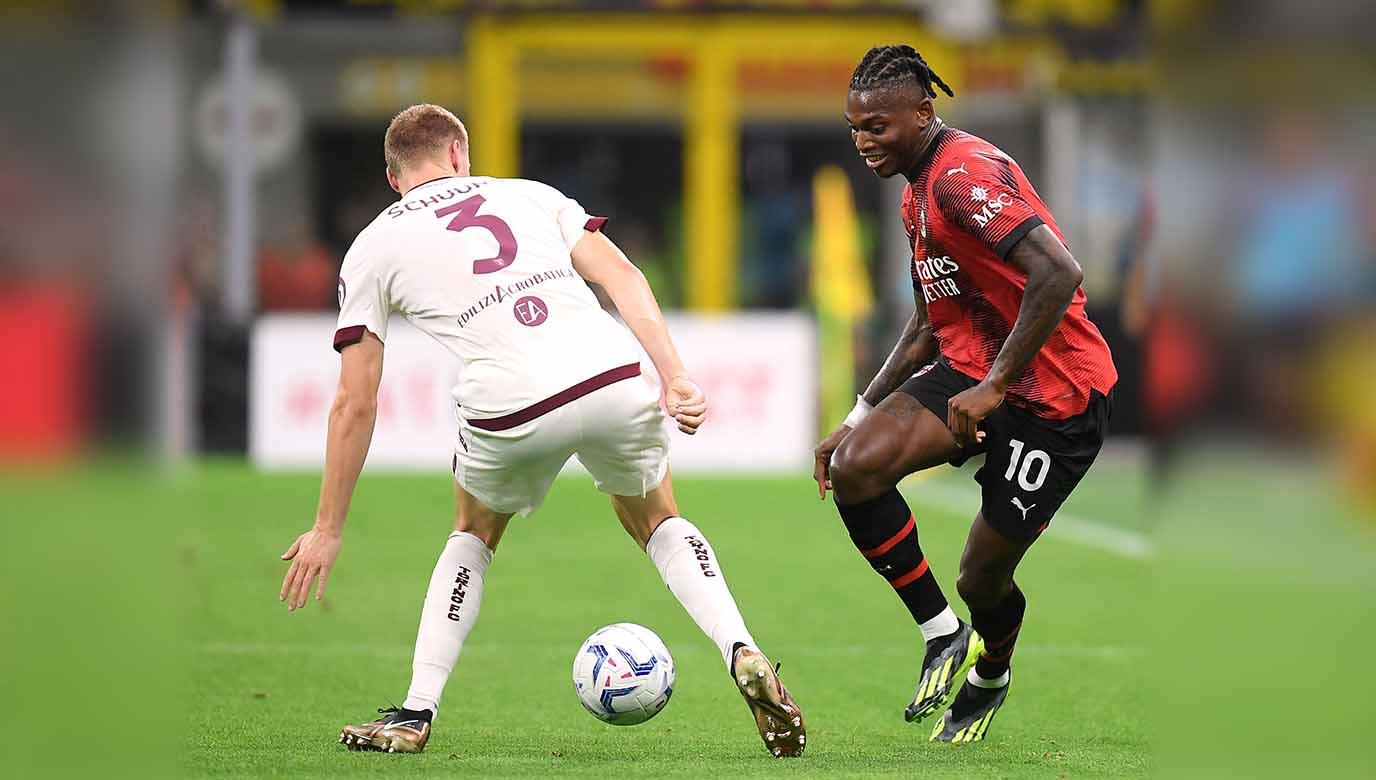 Pemain AC Milan Rafael Leao berusaha menjaga serangan dari pemain Torino Perr Schuurs pada laga Liga Italia di Stadion Giuseppe Meazza (Milano). (Foto: REUTERS/Daniele Mascolo)