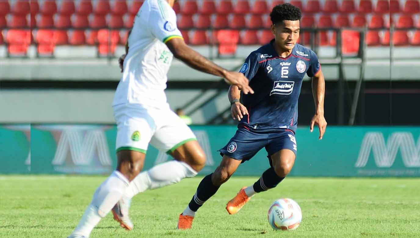 Pemain Arema FC, Mikael Tata mengontrol bola saat dihadang pemain Persikabo pada pekan kesepuluh laga Liga 1 di Stadion Kapten I Wayan Dipta (Gianyar), Senin (28/08/23). (Foto: MO Arema FC)